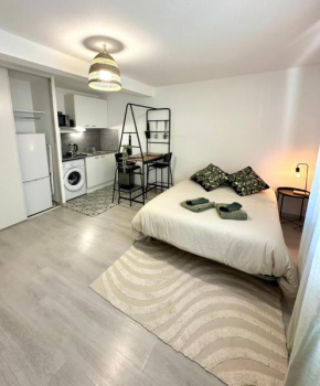Studio Gare entièrement Rénové, Wi-Fi, Clim, Tram, 15 min des Plages